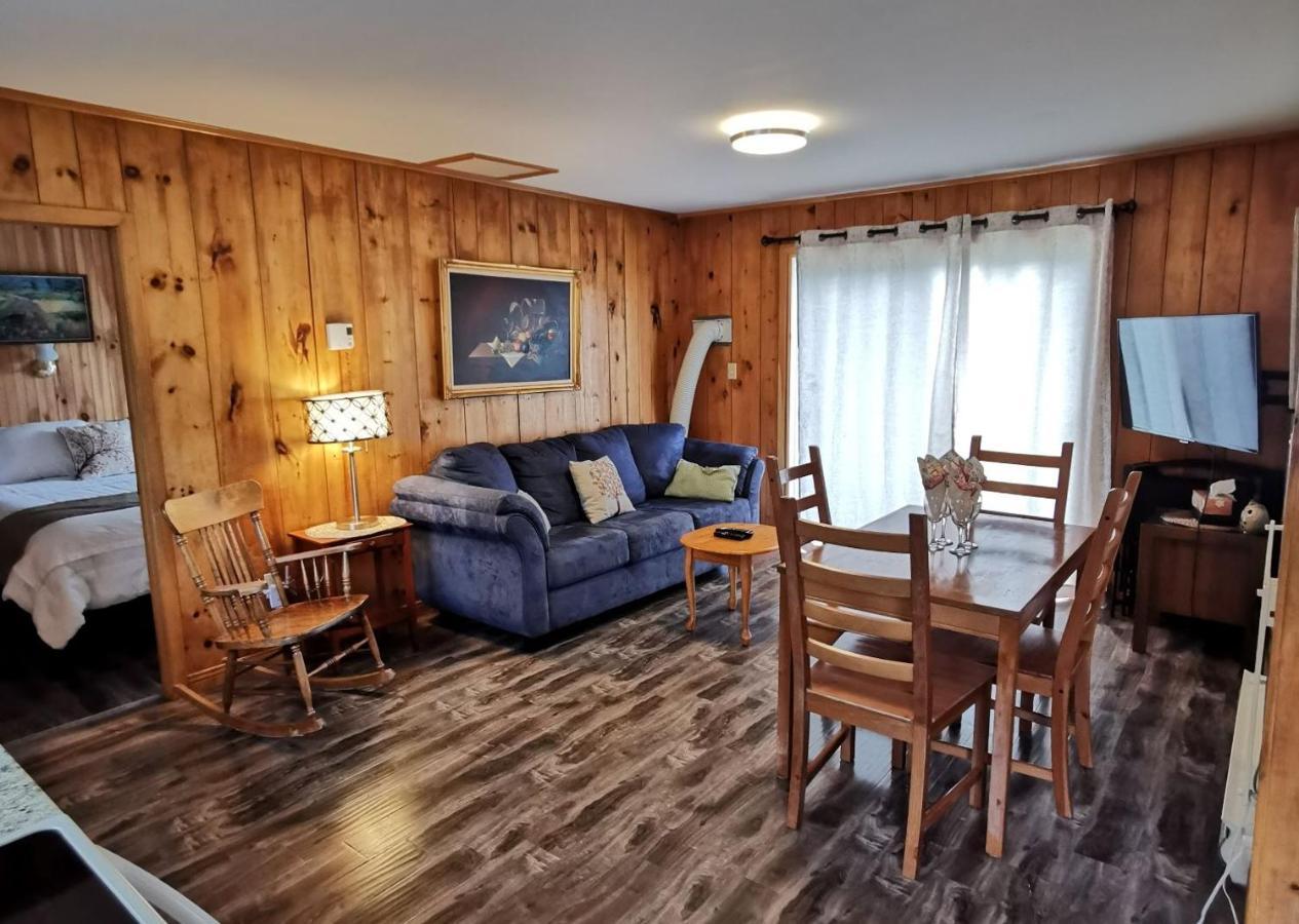 Knotty Pine Cottages, Suites & Motel Rooms Ingonish Eksteriør billede