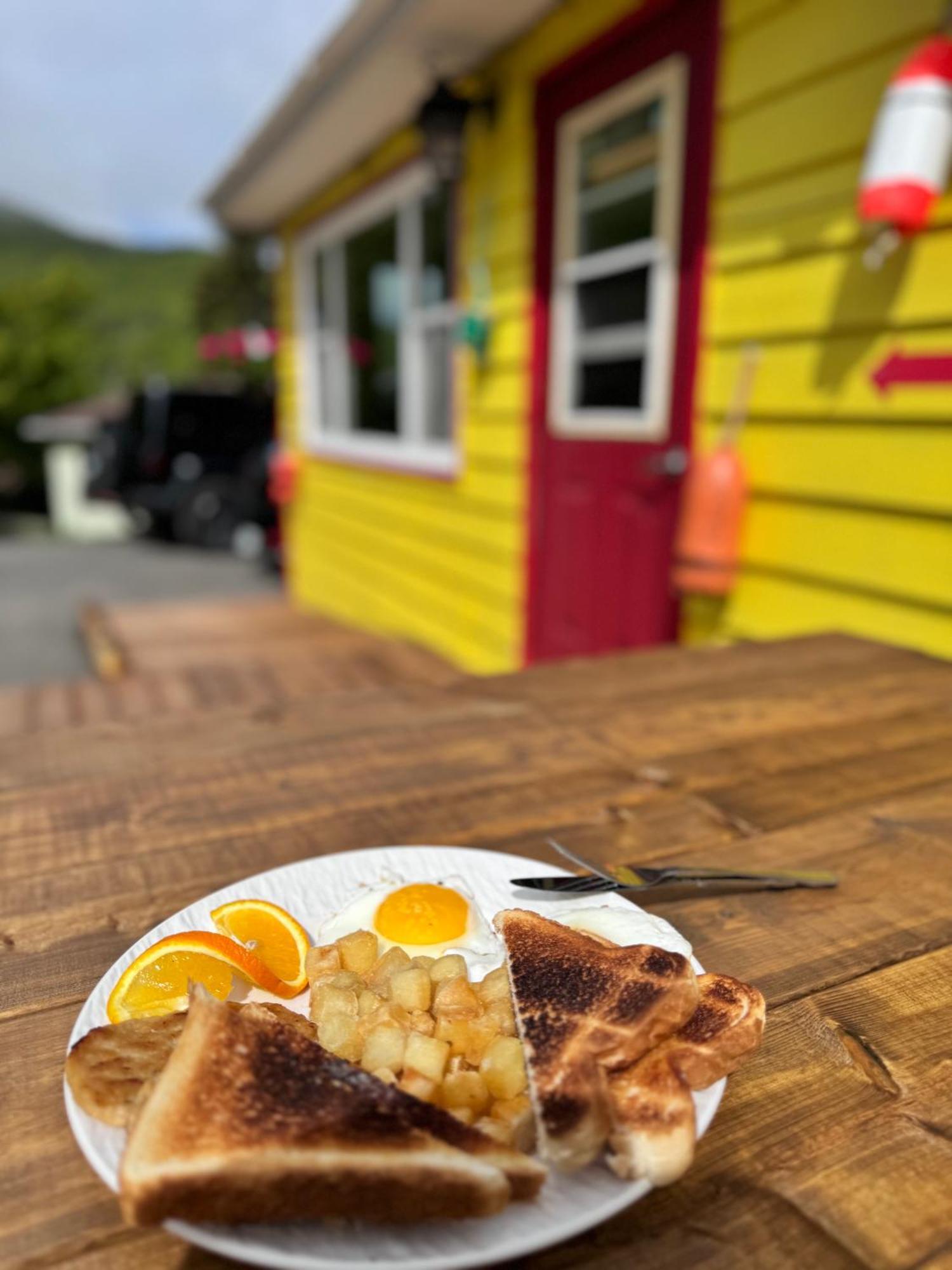 Knotty Pine Cottages, Suites & Motel Rooms Ingonish Eksteriør billede