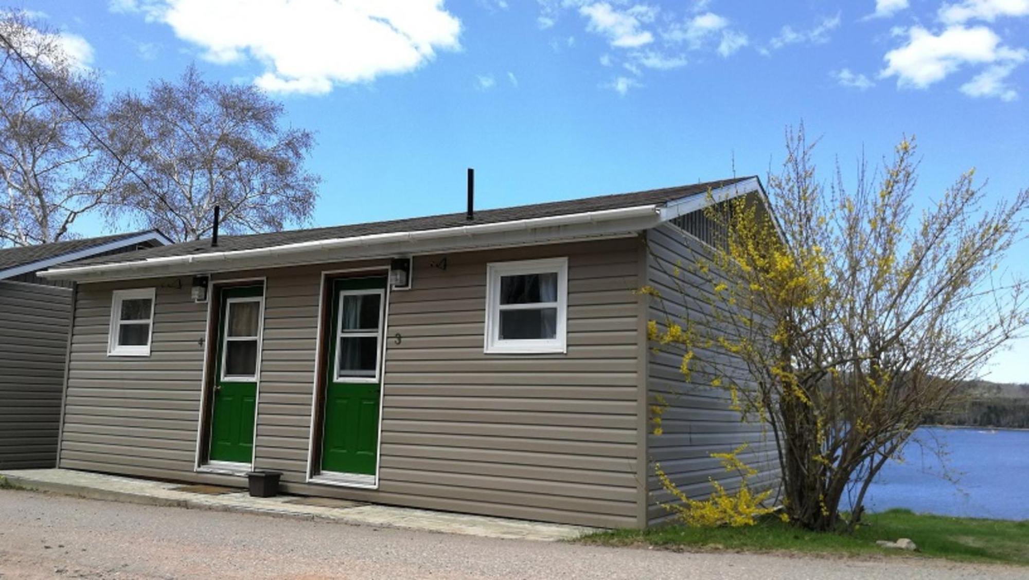 Knotty Pine Cottages, Suites & Motel Rooms Ingonish Eksteriør billede