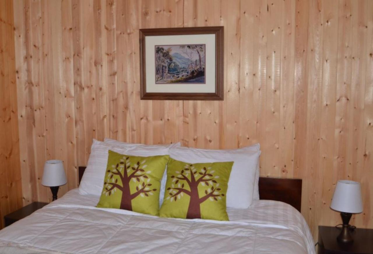 Knotty Pine Cottages, Suites & Motel Rooms Ingonish Eksteriør billede
