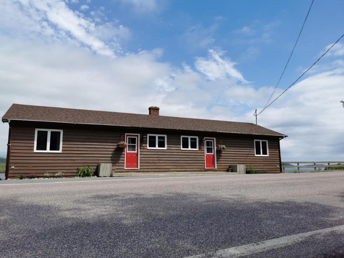 Knotty Pine Cottages, Suites & Motel Rooms Ingonish Eksteriør billede