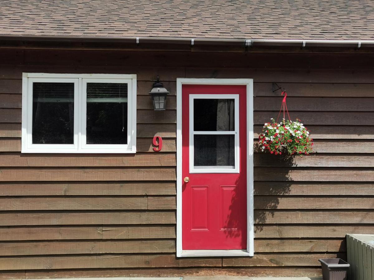 Knotty Pine Cottages, Suites & Motel Rooms Ingonish Eksteriør billede
